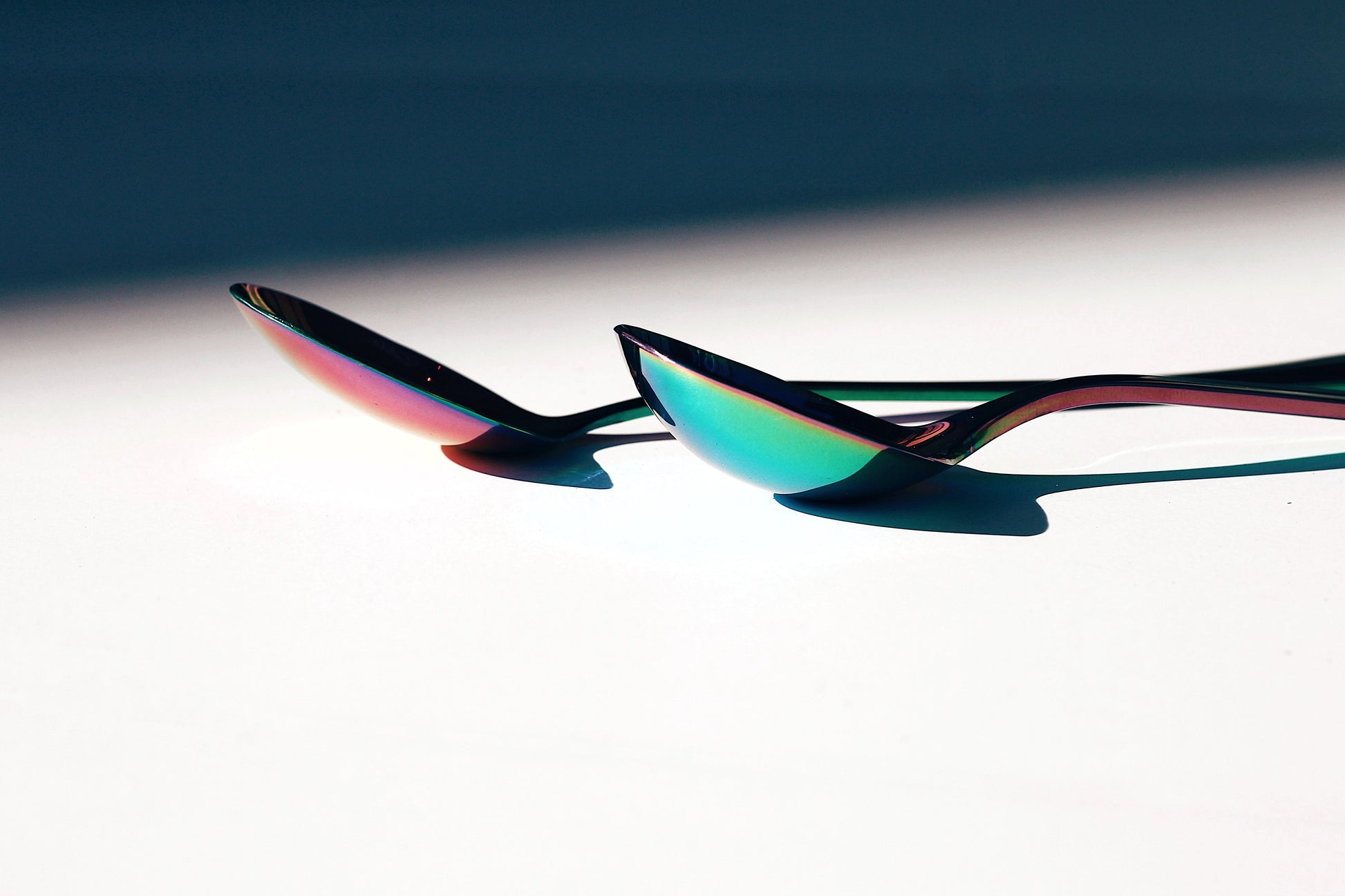 Regenbogenfarbener Löffel von der Seite.