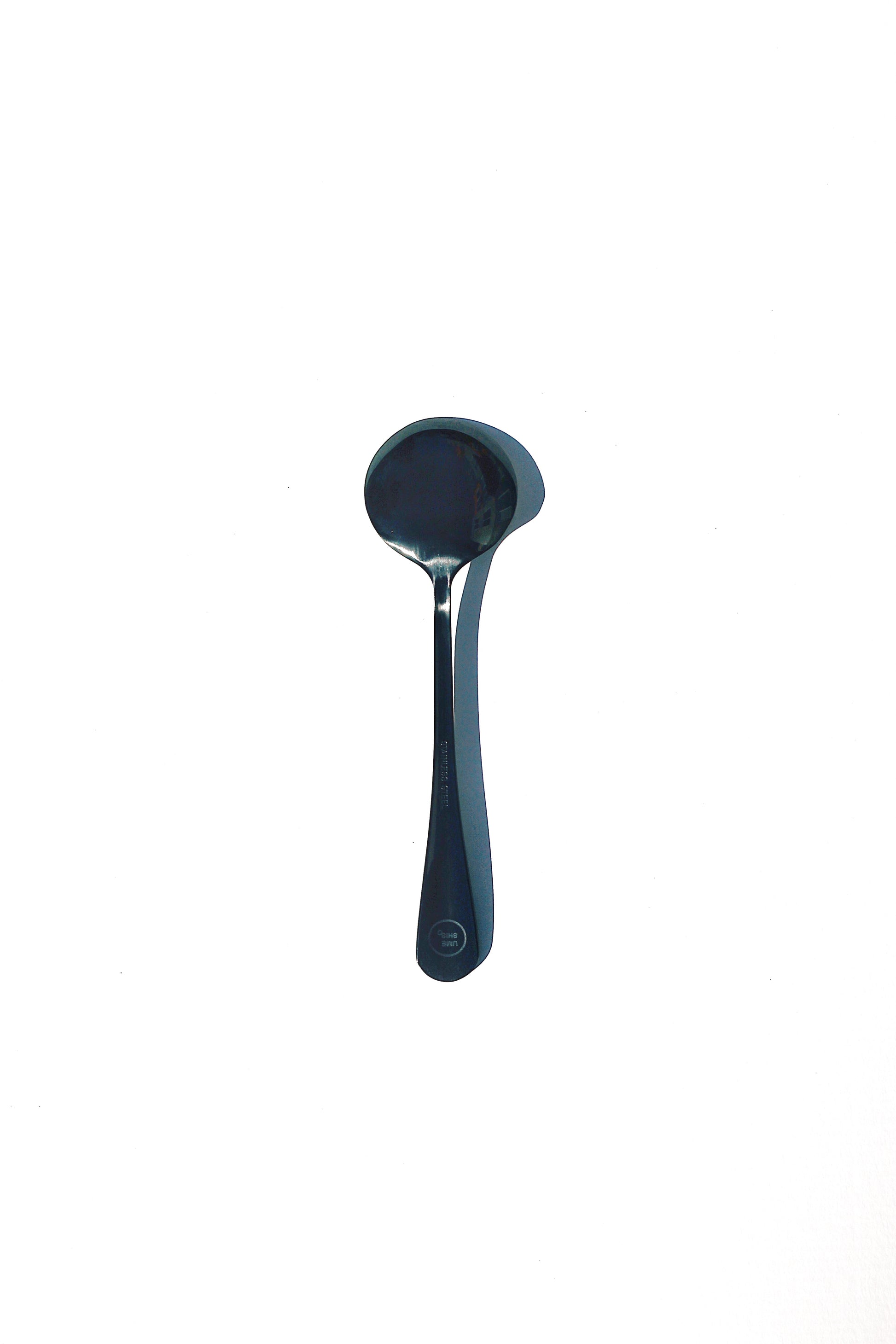 Schwarzer Löffel von oben.