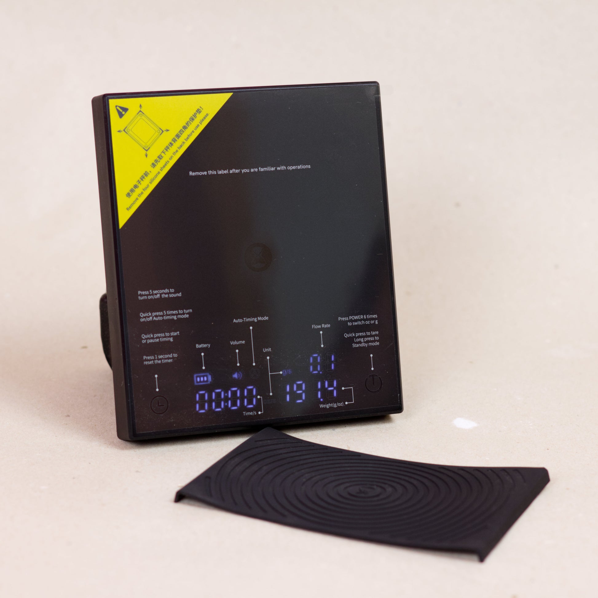 Die Waage von vorn. Zu sehen ist ein Sticker auf der Waage, welcher Funktionen erklärt.