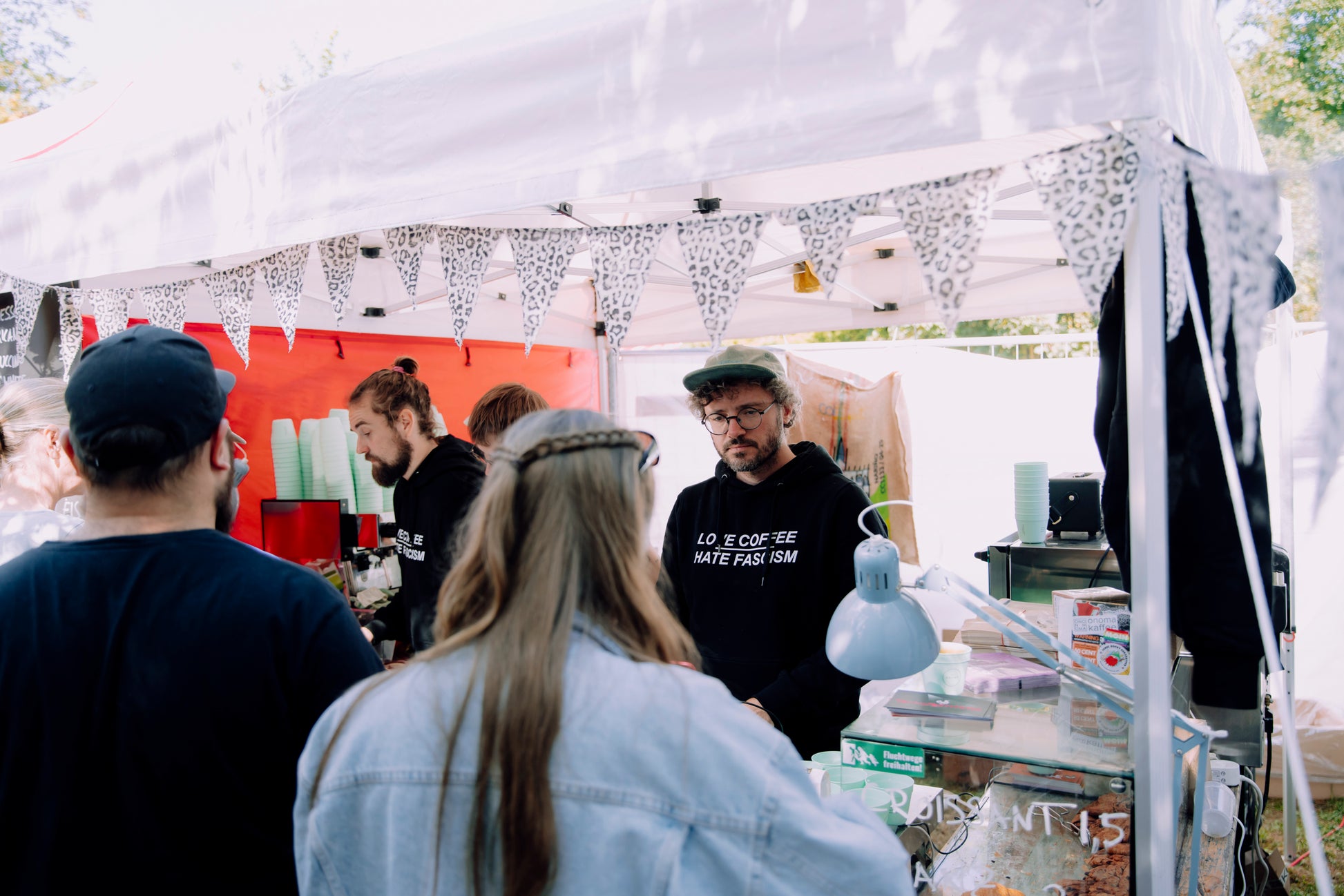 Jacob, der den Hoodie bei "Jamel rockt den Förster 2025" trägt.